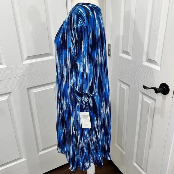 Roaman’s NWT plus sized button down abstract print long shirt - Picture 6 of 9